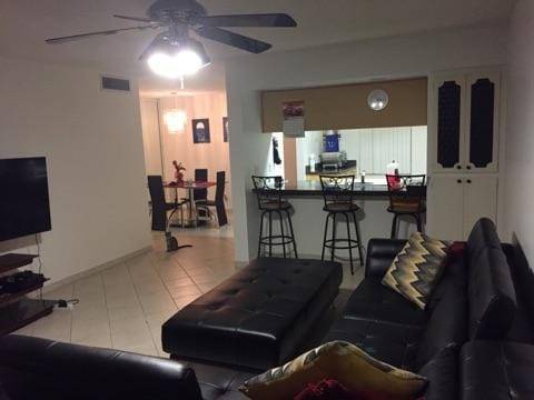 $1,695 / 1br - 1 bed 943 soft Stirling rd/56th ave (Emerald hills area of hollywood)64002013709697123