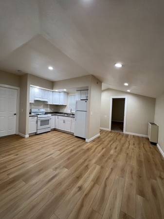 $1,850 / 2br - 893ft2 - Remodeled cottage among redwoods shared coin-op laundry, 1 car garage (russian river)63880130279425122