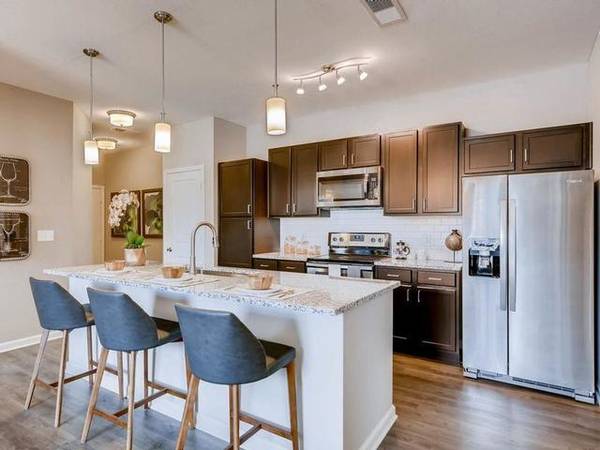$1,553 / 1br - 811ft2 - Outdoor Fire Pit, Framed mirrors, Walk-in closets63973503046402122