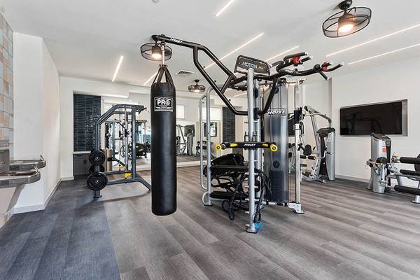 $1,866 / 2br - 1243ft2 - Pisos Elegantes con Estilo de Madera Maciza, Persianas Modernas de Estilo Madera de 2” (7601 W Glendale Ave, Glendale, AZ)63623945472513121