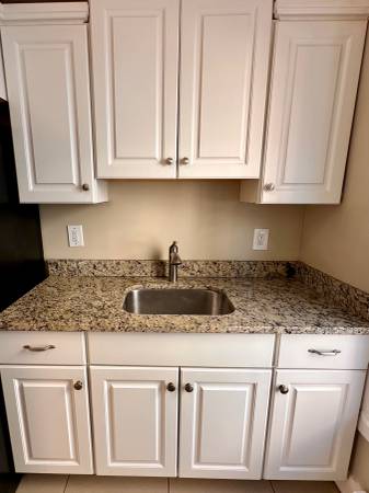 $1,900 / 1br - 700ft2 - 1 habitación reformado – Wi-Fi gratis – A pasos del tren – $1900/mes (Lawrence)63699215416579123