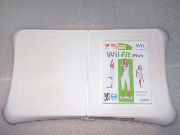 Sistema de videojuegos Nintendo Wii con controles, cables, Wii Play y Wii Fit - $99 (Boston)63438061107203121