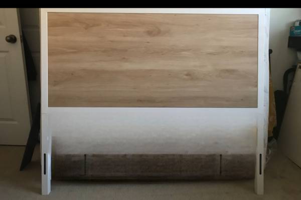 Wood and Metal Headboard. Full Bed. Excellent Condition. 1