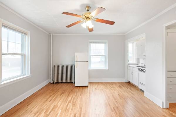 $899 / 350ft2 - Vintage Top Floor Efficiency in Highland Park! 723-303 (St.Paul, STP, Saint Paul, Mississippi River)63990530670082123
