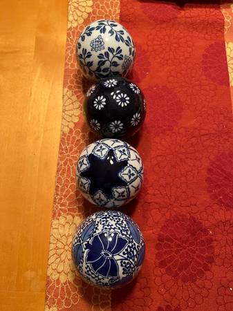 Set of 4 decorative porcelain  balls 1