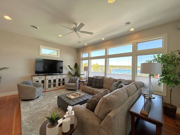 $265 / 2br - 1300ft2 - LOCATION LOCATION Lovely Two-bedroom Condo Walking Distance to Beach (St Ignace, MI)64037725158402121
