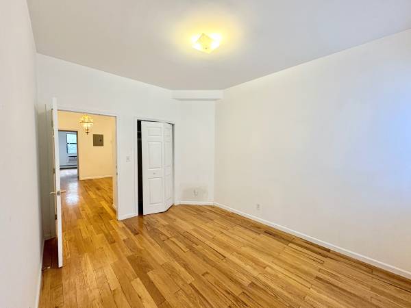$1,400 / 4br - Rooms available in 4br/2ba, Backyard- Laundry in unit! (Williamsburg (140 Richardson St.)63698512904833124