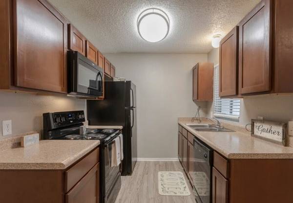 $1,199 / 2br - 950ft2 - High Ceilings, BBQ/Picnic Area, Courtyard (707 W Buckingham Rd, Garland, TX)63867603124995121