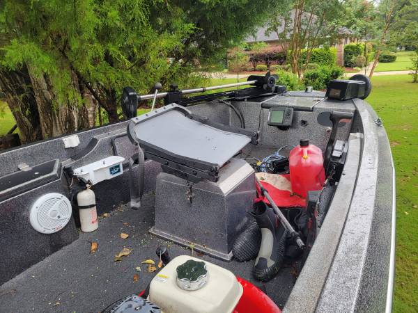 Cobra fishing boat - $4,500 (Dothan)63440421381635124