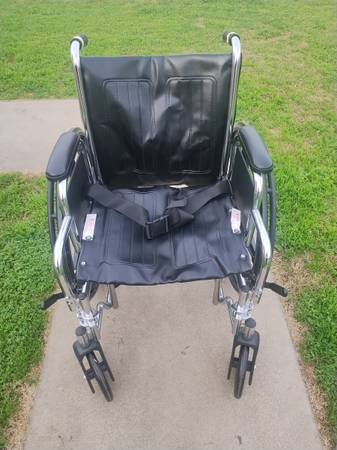 MEDLINE 18" ADULT WHEEL CHAIR 1