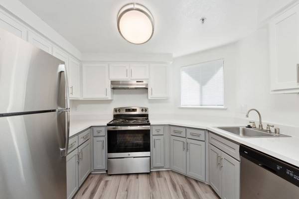$2,250 / 2br - 950ft2 - Clubhouse, Hardwood Flooring, On-Site Maintenance (100 Summerfield Dr, Vacaville, CA)64043836897922120