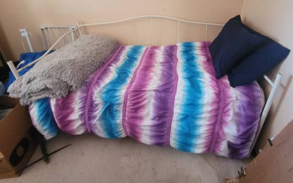 Girls Twin Metal Daybed 1