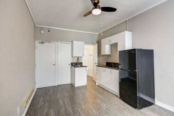 $1,354 / 272ft2 - Outdoor Patio with Seating, New Kitchen Cabinets, Ceiling Fans (Hollywood)63840112268417124