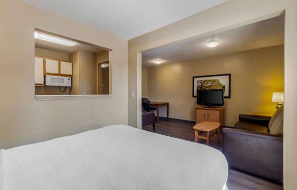 $1,590 / 1br - Furnished studio - Move - In Ready! (Greenville)63661222184577120