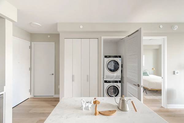 $6,400 / 3br - 1 Stop from Midtown Manhattan! Conv 3 Bed 2 Bath with city views! (Long Island City)63788384800515122