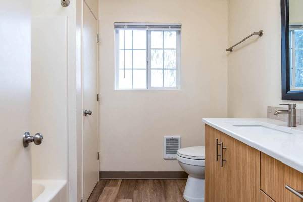 $2,300 / 3br - 1210ft2 - Traslado sin esfuerzo desde esta joya de 3 habitaciones/2 baños con comodidades modernas (Bend, OR)63839291032193123