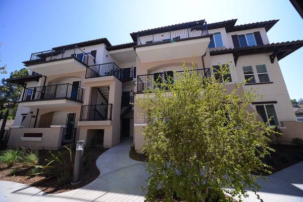 $2,650 / 2br - Large Closets, Lush Landscaping, Carport (Thousand Oaks)63800712115329121