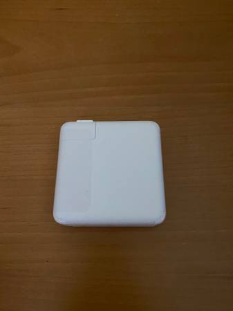 Apple 96W USB-C Power Adapter 1
