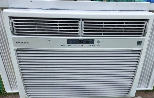 Frigidaire 12,000 Window Air Conditioner (w/ remote) 1