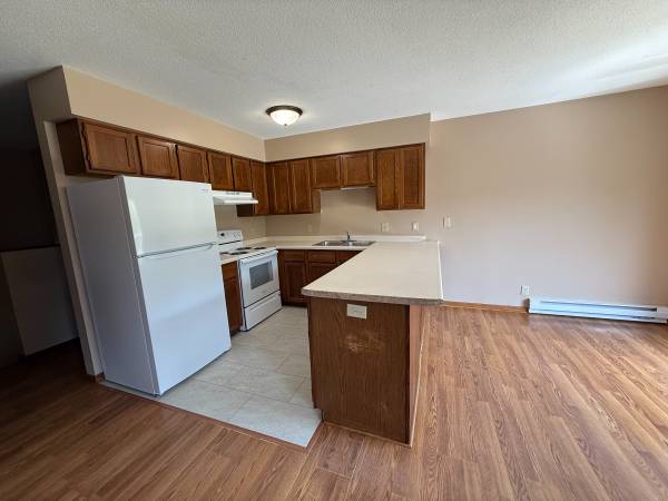 $1,350 / 3br - 1400ft2 - 🏡 Casa de 3 habs / 2 baños con garaje para 2 coches – Altoona WI | $1350 | Admite mascotas (Altoona, WI)63845959834883121