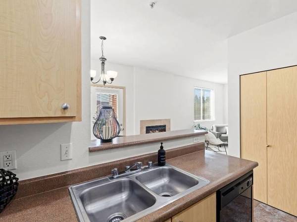 $2,650 / 3br - 1160ft2 - Carpeting, Clubhouse, Fireplace, Gated Community64031312710530123