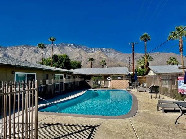 $1,695 / 2br - Palm Springs Courtyard – Remodeled 2 Bedroom with Pool (palm springs, cathedral city)63668371025411120