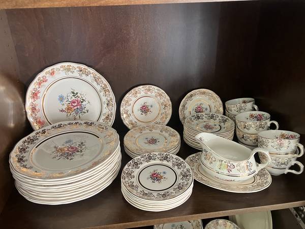 22 KT Gold Border set of dishes 1