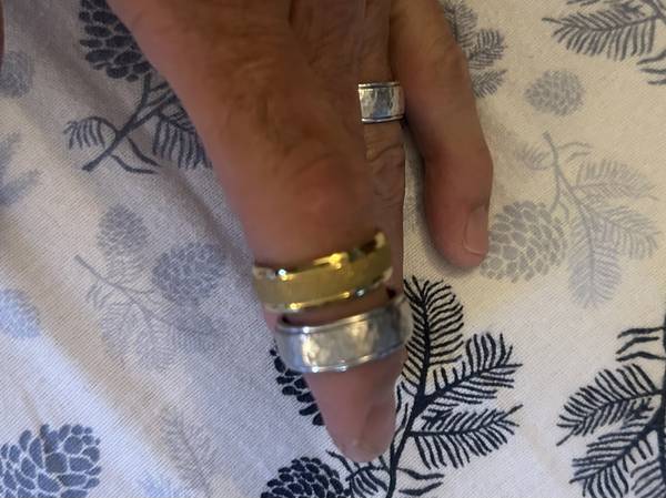 1 anillo de plata y 1 de tungsteno para hombres, talla 10. Ancho 8 mm. ¿Intercambio por 4 de marihuana/aceite? - $40 (Oly)63471420563203120