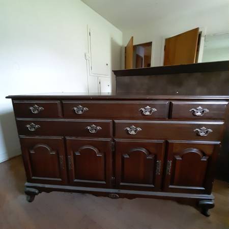 Ethan Allen - CEREZO SÓLIDO - $260 (Cedar Rapids)63435618092163121