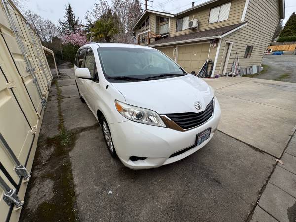 2012 Toyota Sienna LE AWD one owner - $7,999 (Bellevue)63617918575107124