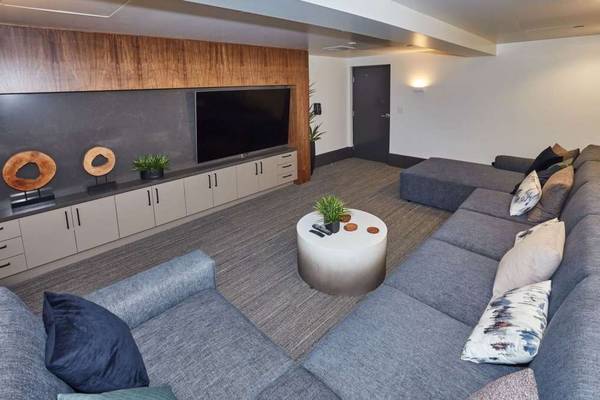 $3,570 / 2br - 988ft2 - 2/bd 2/ba, Jetted Spa Jacuzzi, in Los Angeles CA (600 S Curson St, Los Angeles, CA)63701016191107122