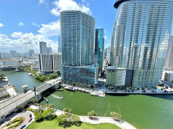 $4,500 / 1br - 798ft2 - Experience Upscale Urban Living in Iconbrickell Condo No 1 (Miami)64051002899330120