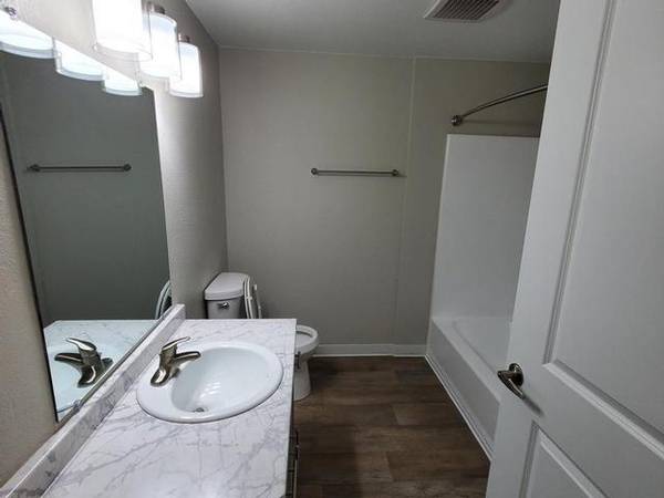 $1,516 / 2br - 860ft2 - Close to Highways 205 & 213, Large Closets, Disposal, Pantry (19839 Hwy 213, Oregon City, OR 97045)63820909188867122