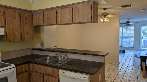 $2,000 / 2br - 1080ft2 - Pinebrook  Estates - 2/3 House available (Keen and 118th Ave. north)63976137655042124