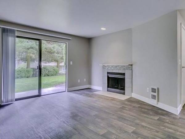 $1,708 / 2br - 800ft2 - Designer Finishes and Details, Extra Storage Units (South Everett)63850640302337121