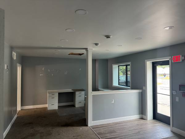 $2,800 Modern commercial unit with retail, or light industrial + a garage!63932058985474123