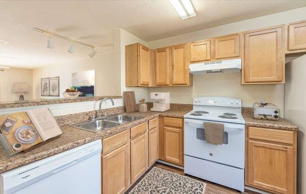 $1,014 / 1br - 887ft2 - Enjoy a little downtime in the clubhouse at Oak Meadows Apartments (Cocoa)63823722087555122