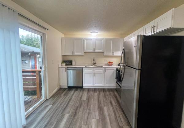 $1,725 / 2br - Área conveniente de dos habitaciones + zona transitable en bicicleta / a pie - Se permiten perros y gatos (Milwaukie Heights)63615726484739124