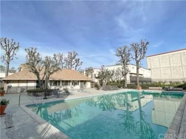 $1,450 / 2br - FEMALE roomate Wanted (Tarzana)63857624296961121
