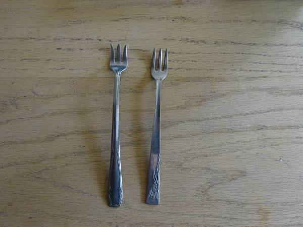 Cocktail Forks Can ship 1