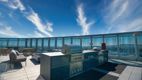$3,563 / 1br - 830ft2 - Una Visita Obligatoria - Para Creerlo. Vistas Impresionantes, Servicios Asombrosos. (Downtown Long Beach)63829302978945120
