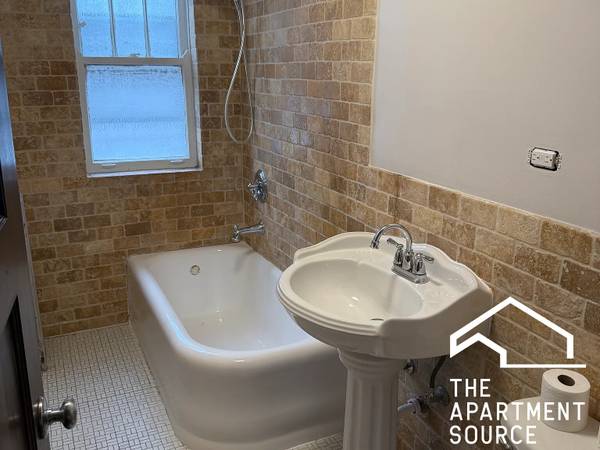 $1,600 HUGE renovated Avondale studio w/ dining area + dishwasher (Avondale)63898735862787123