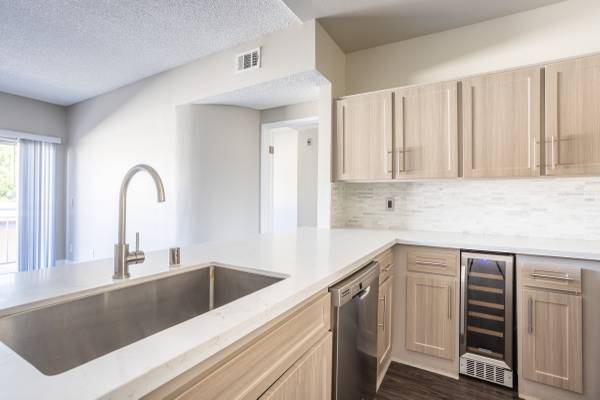 $2,903 / 2br - 950ft2 - 2 bedroom 2 bathroom in Burbank!! Over $2,000 in leasing specials! (Burbank)63953217373570123