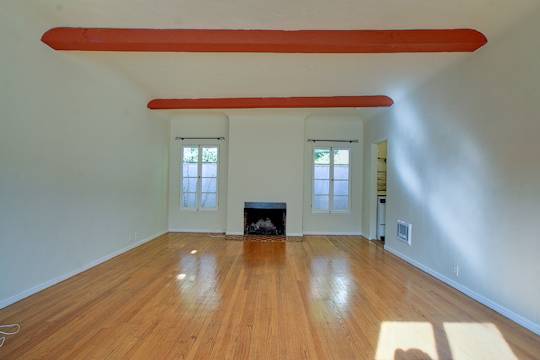 $2,095 / 400ft2 - Beautiful, Spacious Studio, Hardwood, Fireplace, A/C, Stove, Fridge (West Hollywood, CA)63701092468225124