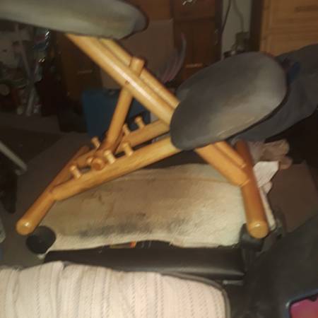 ADJUSTABLE ERGONOMIC KNEELING CHAIR 1