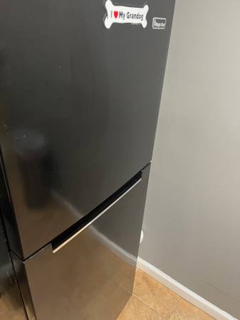 Refrigerator Medium size 5'. Nevera mas o meno de 5 pies 1