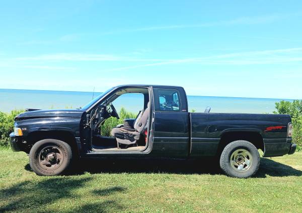 1996 DODGE RAM 1500.  COLLECTORS TRUCK.  NO RUST V8 360 MOTOR.  CLEAN 1