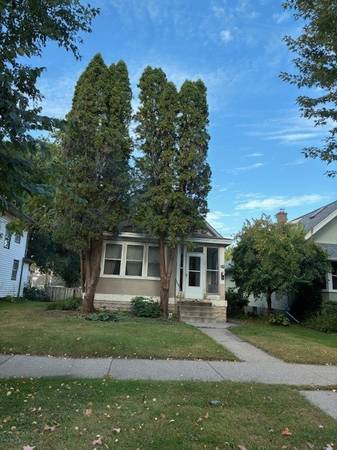 $1,700 / 3br - 1300ft2 - Welcome home!  3 bedrrom (Uptown)63990230128131120