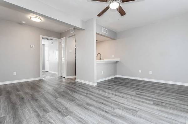 $999 / 1br - 528ft2 - Hermoso, moderno, reformado.. ¡Uno de un dormitorio! Dallas, Texas !! (6603 E Lovers Ln, Dallas, TX)63846411292547124