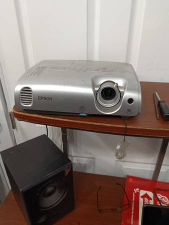 🎥 Epson PowerLite S3 LCD Projector – Multi-Input – bulb bad 1